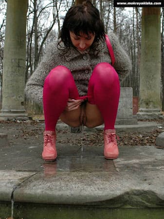 Сняв малиновые лосины женщина писает в парке 1 из 10 фото