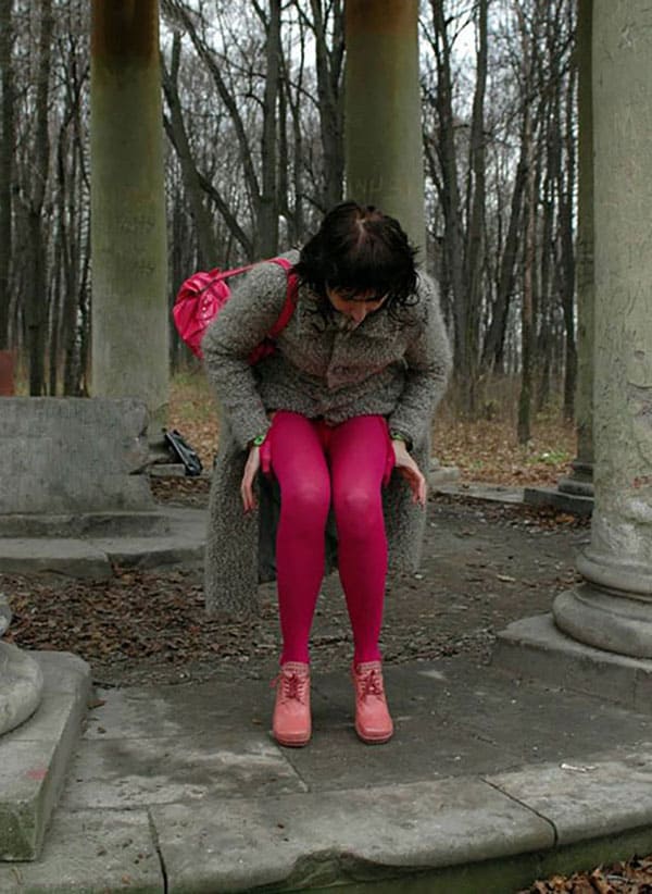 Сняв малиновые лосины женщина писает в парке 3 из 10 фото