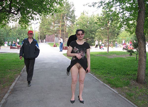 Голая женщина в парке (25 фото)