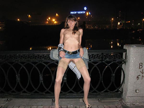 Голые девчонки на улицах русских городов 10 из 33 фото