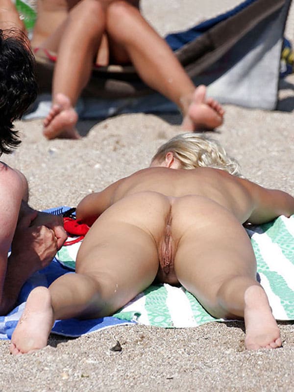 Девчонки на пляже загорают голые 11 из 33 фото