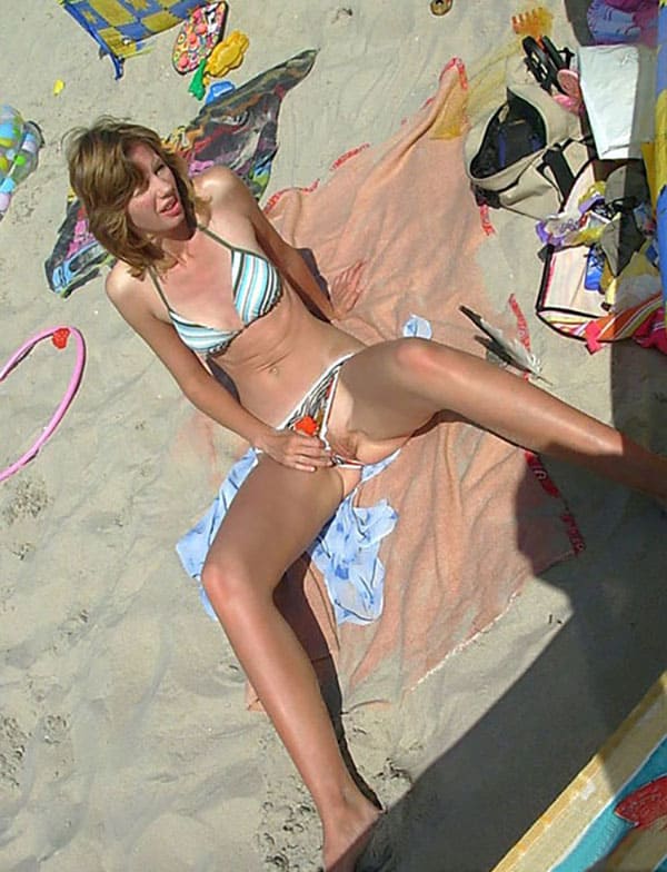 Девчонки на пляже загорают голые 3 из 33 фото