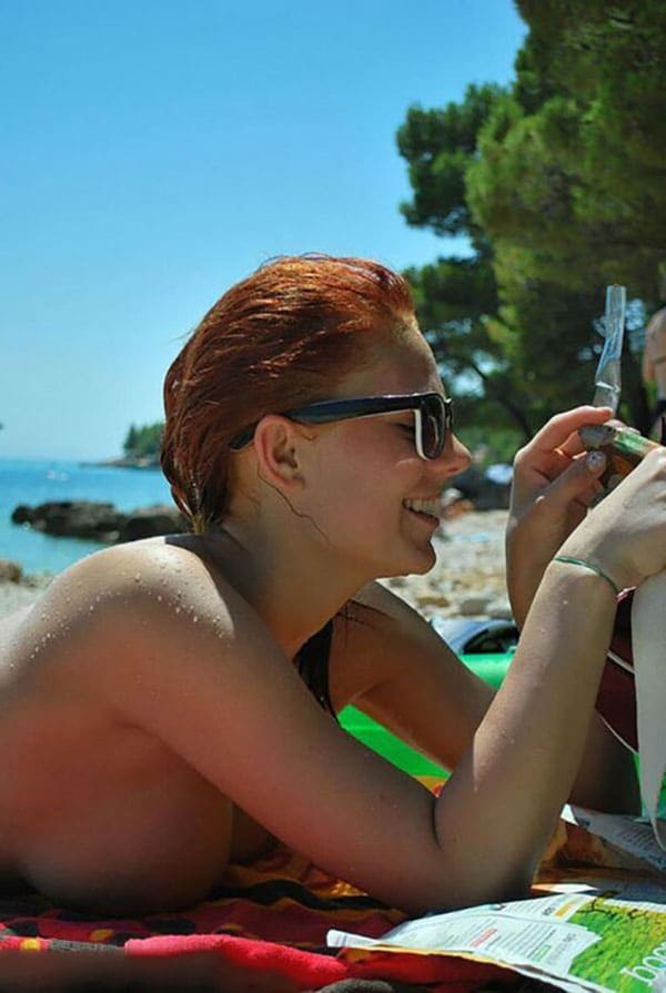 Подружки лесбиянки на нудистском пляже 16 из 21 фото