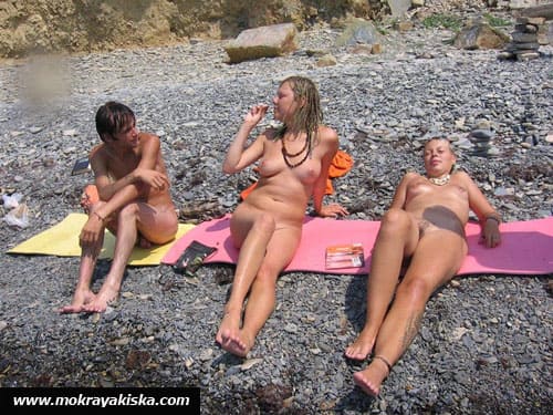 Пляжные девушки загорают голыми 10 из 32 фото