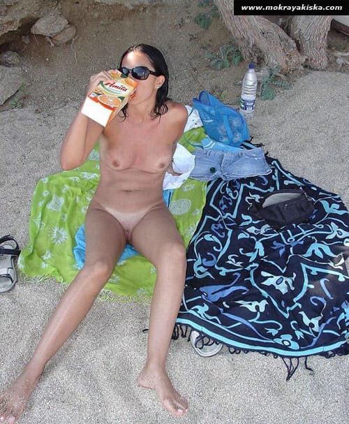 Пляжные девушки загорают голыми 19 из 32 фото