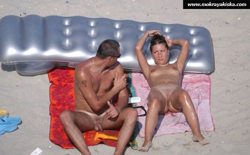 Пляжные девушки загорают голыми 20 из 32 фото