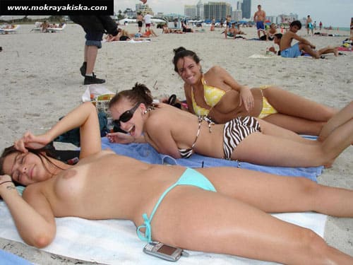 Пляжные девушки загорают голыми 25 из 32 фото