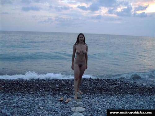 Пляжные девушки загорают голыми 31 из 32 фото