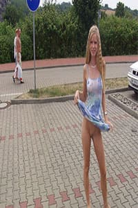 Голые девушки на улице фото
