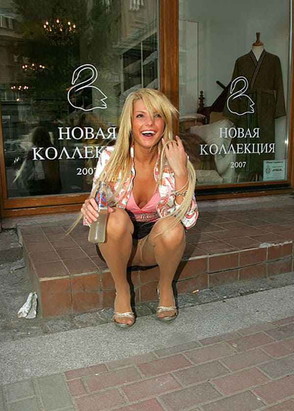 Блондинка на улице в колготках без трусов 6 из 12 фото