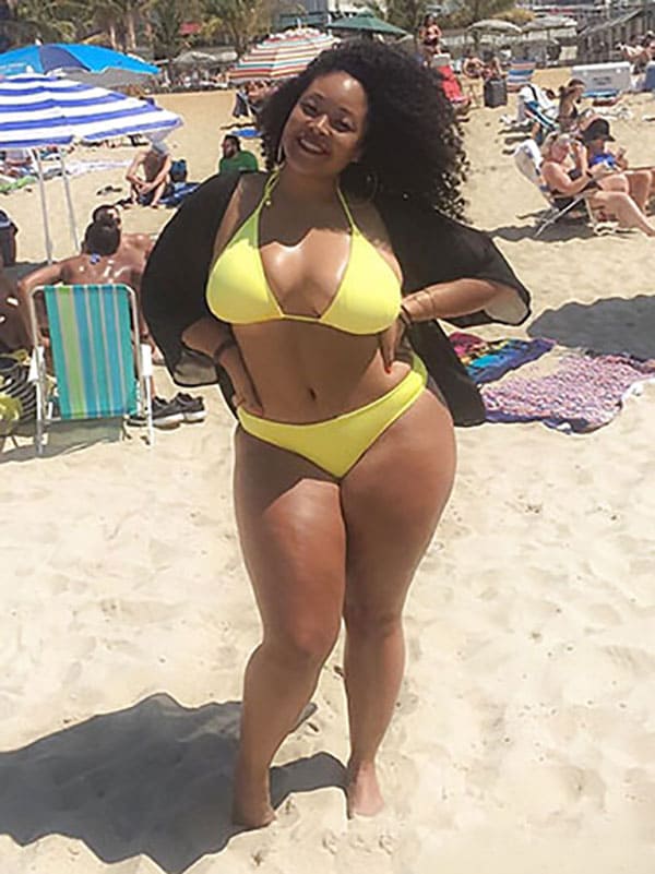 Большие девушки размера XXL в бикини на пляже 1 из 34 фото