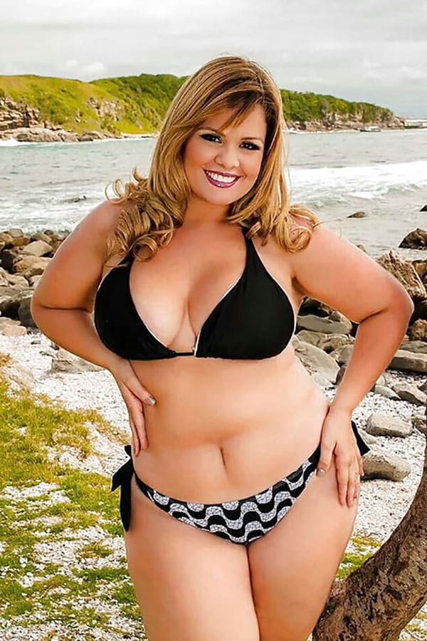 Большие девушки размера XXL в бикини на пляже 21 из 34 фото
