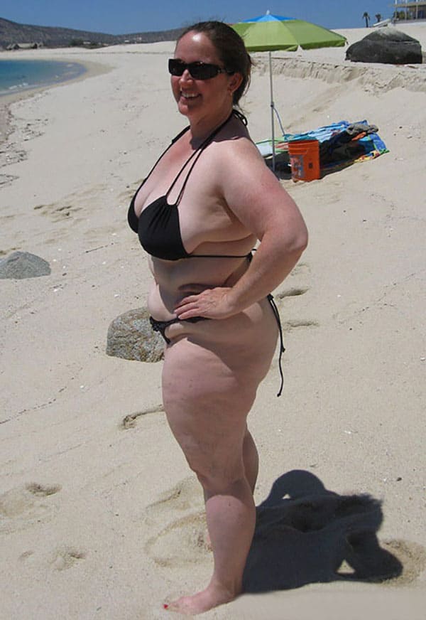 Большие девушки размера XXL в бикини на пляже 24 из 34 фото