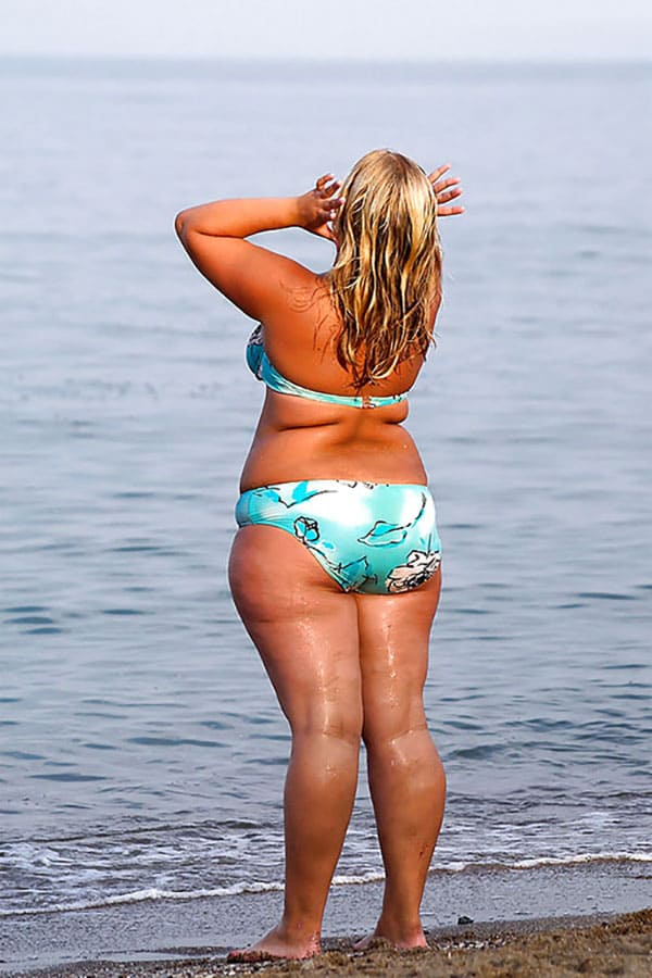 Большие девушки размера XXL в бикини на пляже 26 из 34 фото