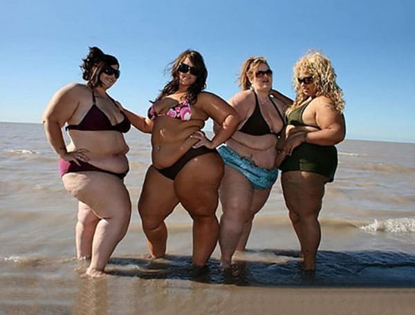 Большие девушки размера XXL в бикини на пляже 28 из 34 фото