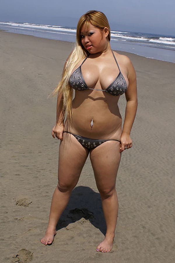 Большие девушки размера XXL в бикини на пляже 6 из 34 фото
