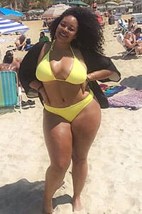 Большие девушки размера XXL в бикини на пляже