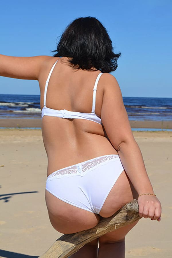 Жена гуляет по пляжу в кружевном белье 3 из 10 фото