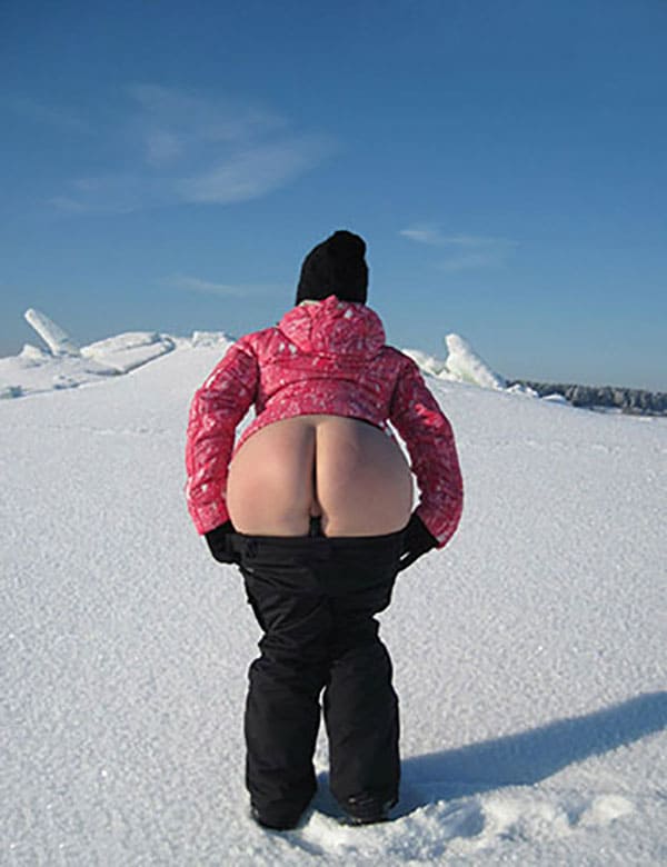 Жена показала голую попку на горнолыжном курорте зимой 1 из 7 фото