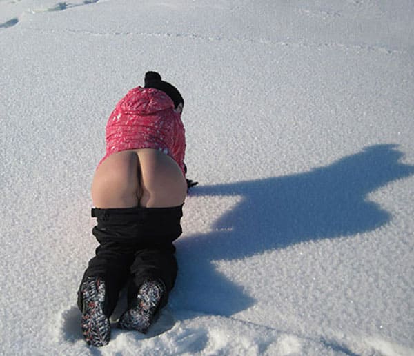 Жена показала голую попку на горнолыжном курорте зимой 4 из 7 фото