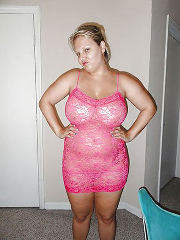 Толстушка в кружевном прозрачном платье без белья 1 из 19 фото