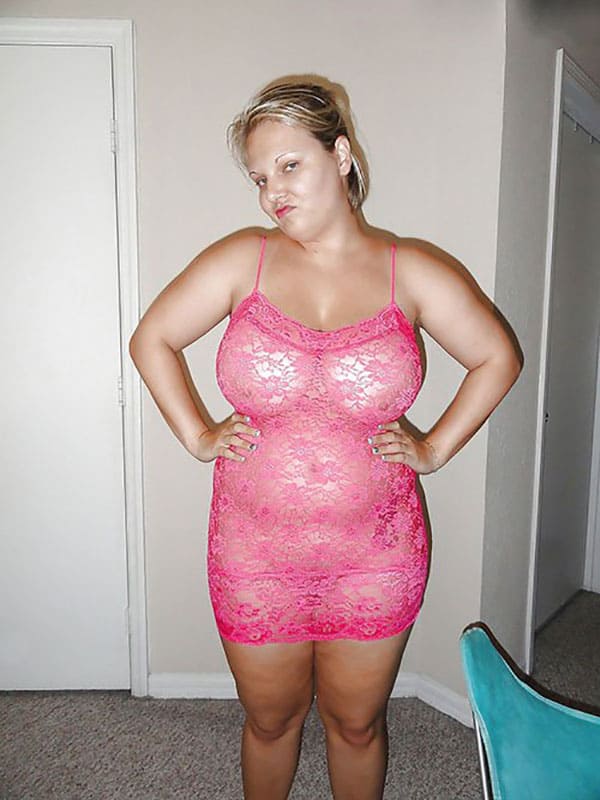 Толстушка в кружевном прозрачном платье без белья 4 из 19 фото