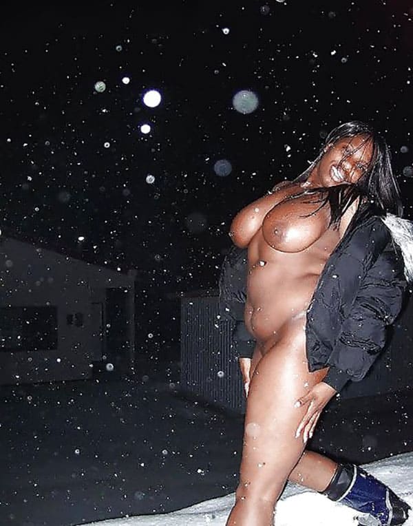 Сисястая негритянка позирует на снегу голая 4 из 11 фото