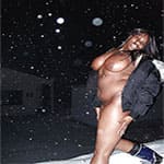 Сисястая негритянка позирует на снегу голая