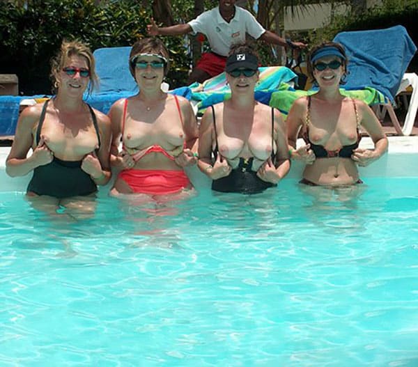 Голые девушки купаются в бассейне 13 из 32 фото
