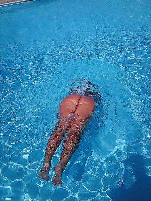 Голые девушки купаются в бассейне 30 из 32 фото