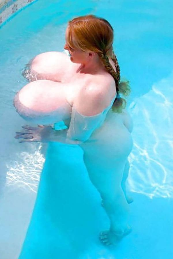 Голые девушки купаются в бассейне 31 из 32 фото