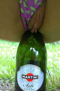 Девушка села на бутылку шампанского в лесу