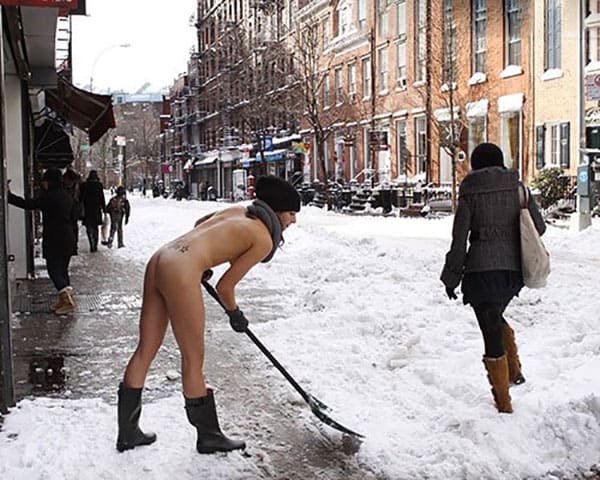 Голые девушки чистят снег на улице без трусиков 10 из 31 фото