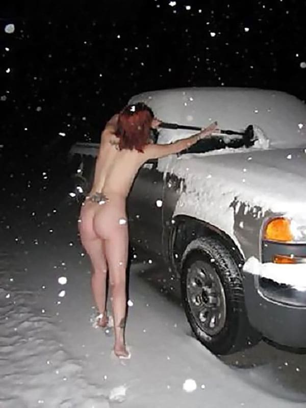 Голые девушки чистят снег на улице без трусиков 21 из 31 фото