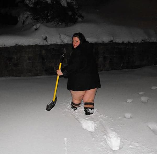 Голые девушки чистят снег на улице без трусиков 28 из 31 фото
