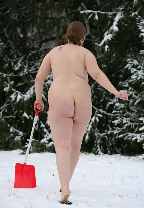 Голые девушки чистят снег на улице без трусиков 4 из 31 фото