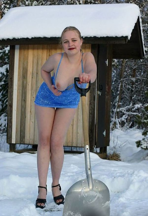 Голые девушки чистят снег на улице без трусиков 5 из 31 фото
