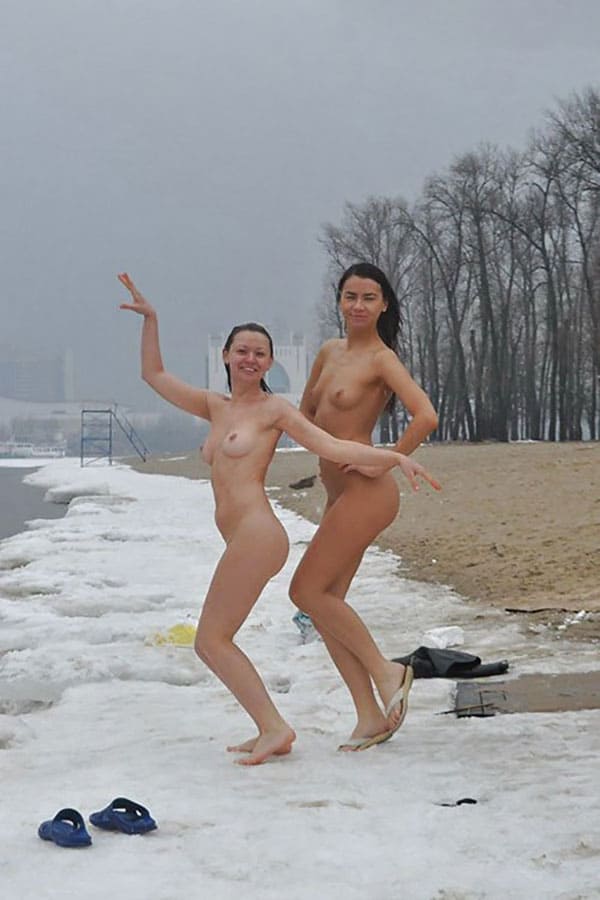 Зимние купания голых девушек нудисток в проруби 12 из 30 фото
