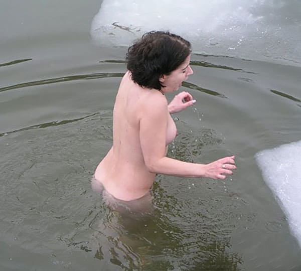Зимние купания голых девушек нудисток в проруби 13 из 30 фото