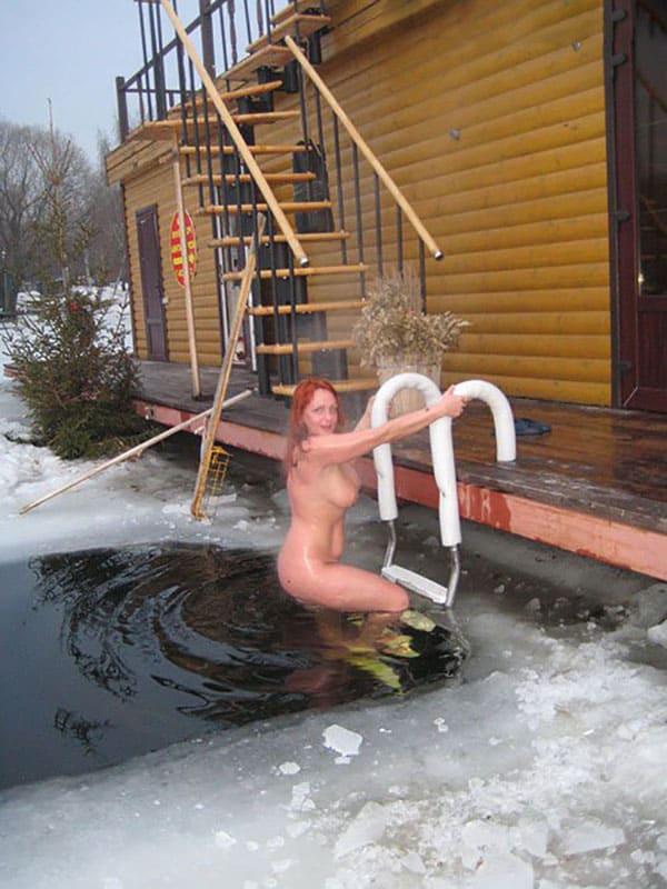 Зимние купания голых девушек нудисток в проруби 2 из 30 фото