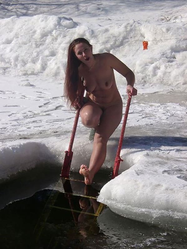 Зимние купания голых девушек нудисток в проруби 20 из 30 фото
