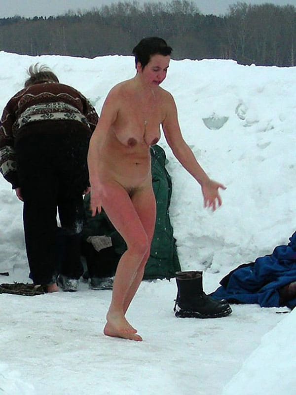 Зимние купания голых девушек нудисток в проруби 23 из 30 фото