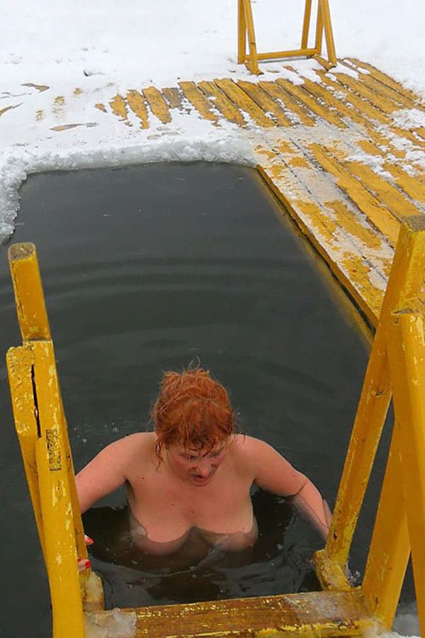 Зимние купания голых девушек нудисток в проруби 26 из 30 фото