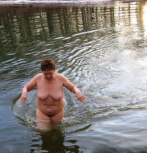 Зимние купания голых девушек нудисток в проруби 28 из 30 фото