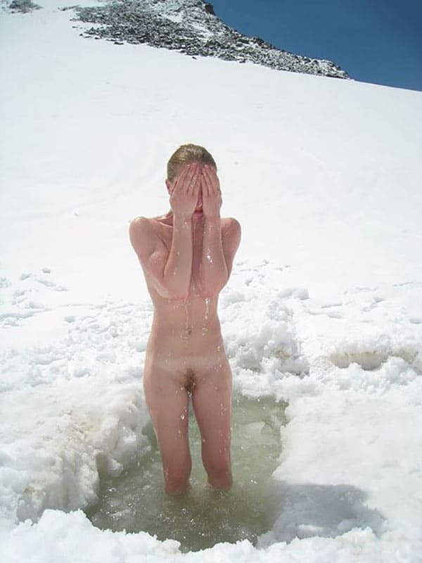 Зимние купания голых девушек нудисток в проруби 8 из 30 фото