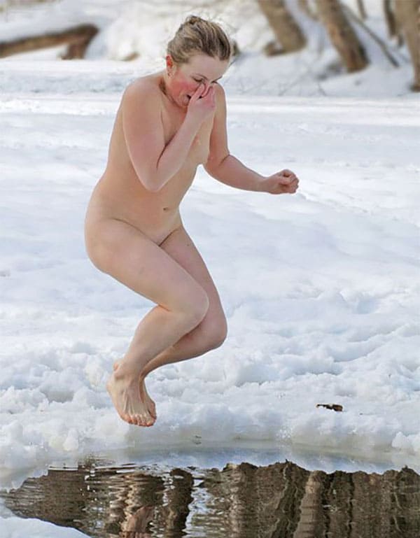Зимние купания голых девушек нудисток в проруби 9 из 30 фото